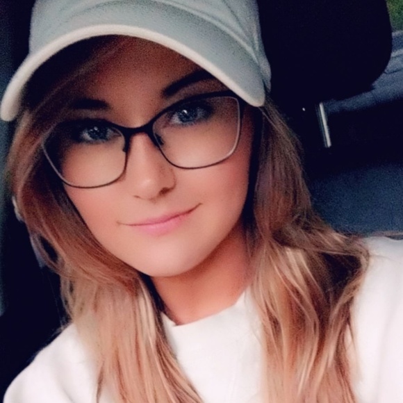 Meet your Posher, Aubrey - Picture 1 of 1